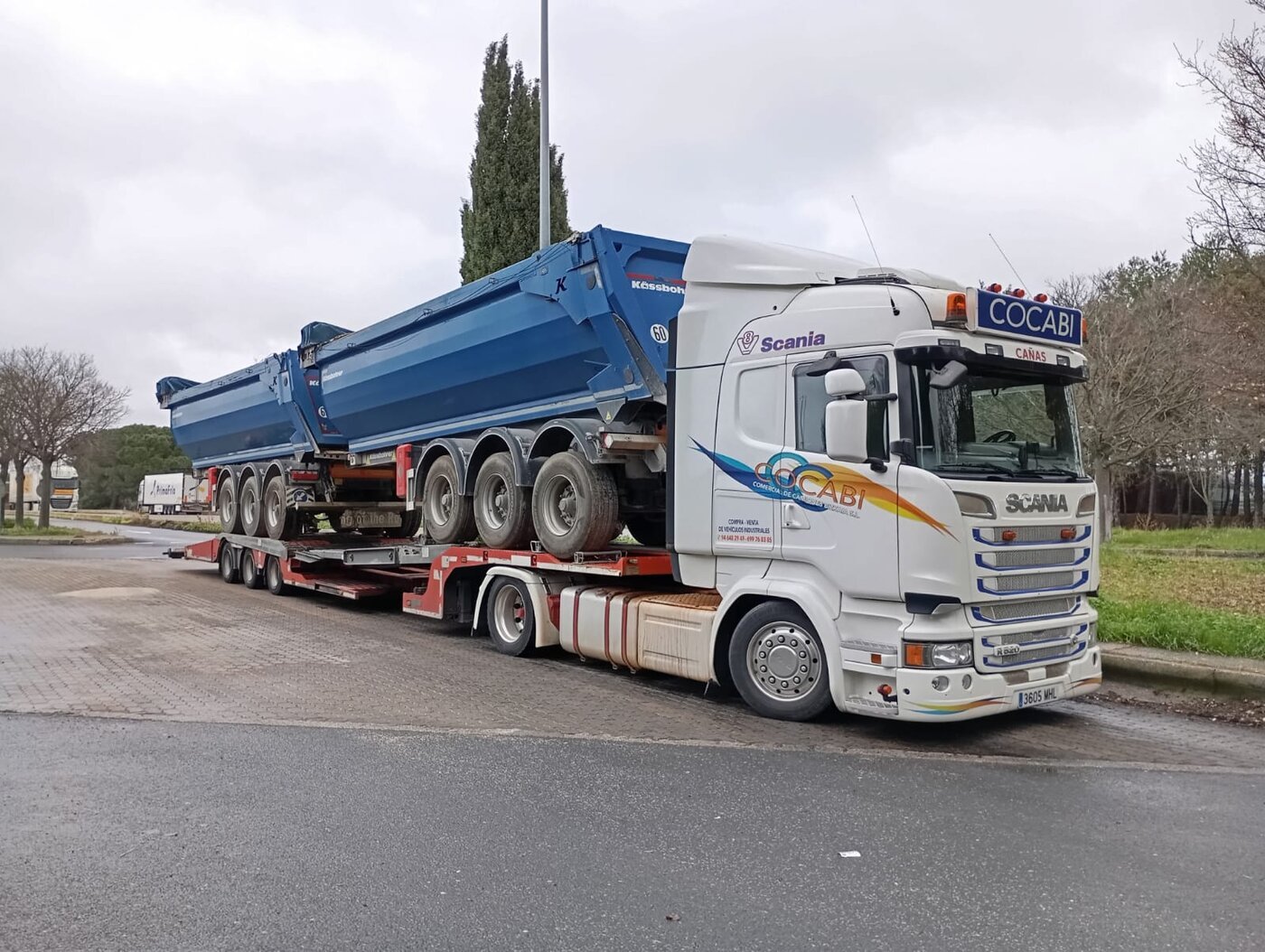 Cocabi transportando camión volquete