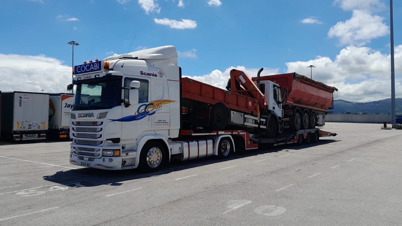 Camión góndola Cocabi transportando maquinaria pesada