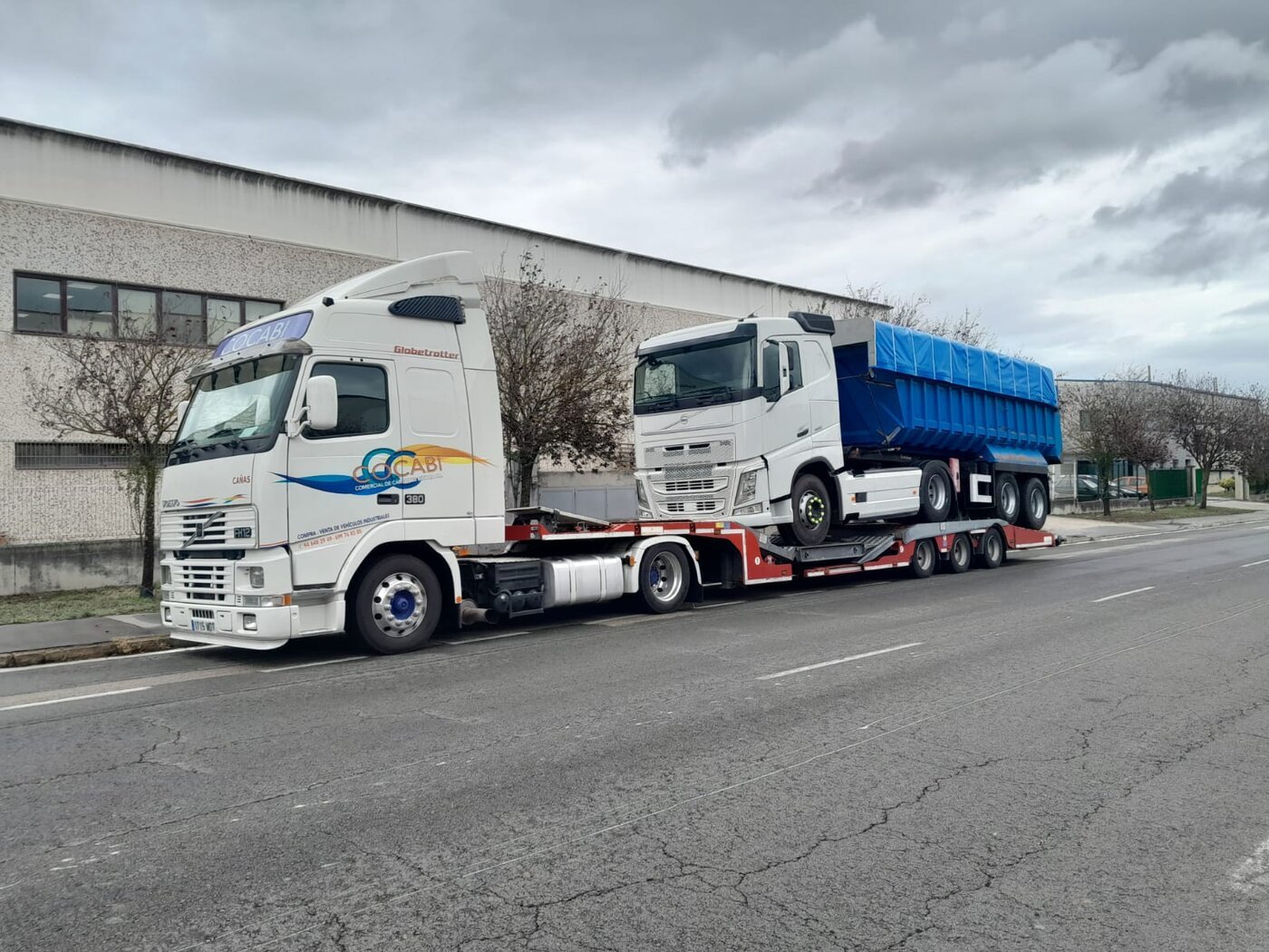 Camión góndola Cocabi en servicio de transporte