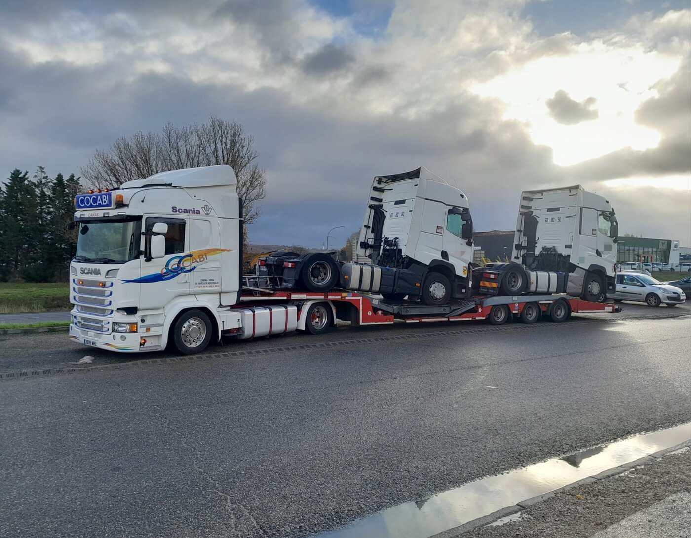 Cocabi transportando cabezas tractoras