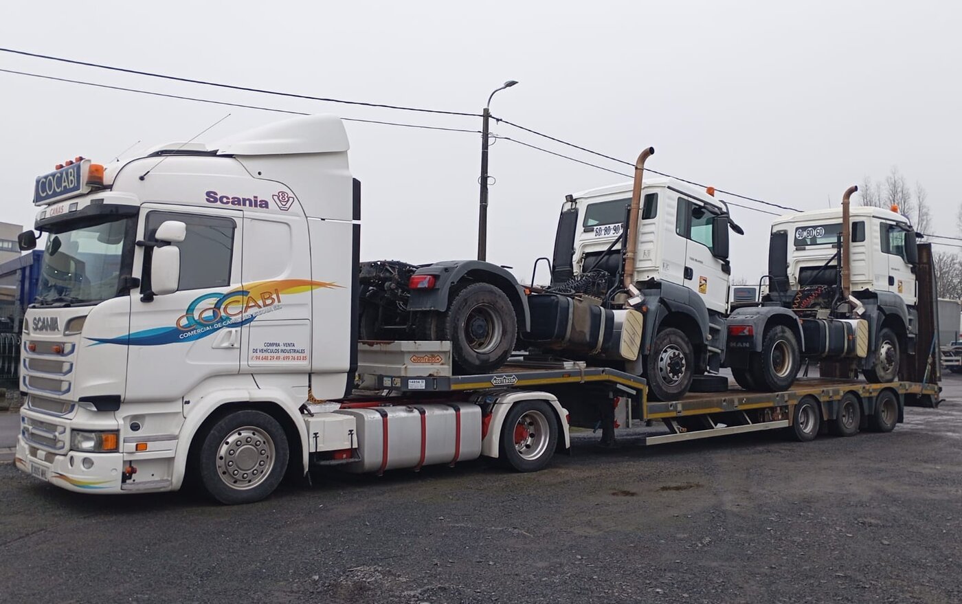 Cocabi transportando chasis MAN